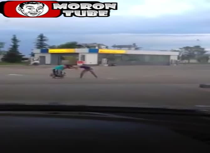 Video :After seeing two ladies fight, he gives them a gift for the sight